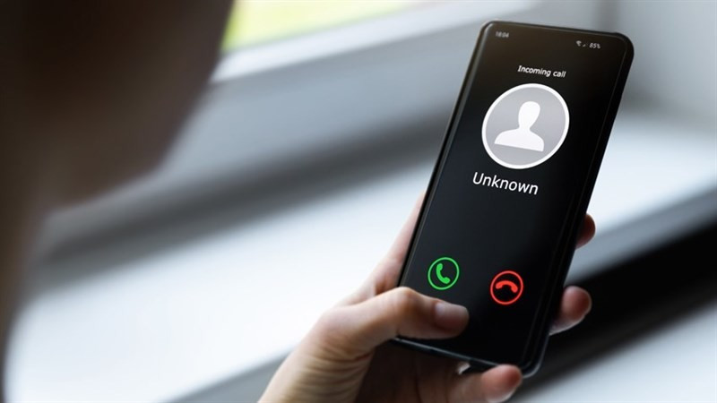 Ngọc liên lạc với chị L nhờ xin vào công ty làm, chị L tưởng thật nên đã chấp thuận giúp đỡ. Chiều muộn 10/1/2008, chị L đi xe máy theo hẹn đến gặp Ngọc. Sau khi trao đổi công việc, Ngọc nói phải về nhà lấy tiền nộp vào công ty và nhờ chị L chở đi. Khi tới nhà, Ngọc giả vờ không có tiền rồi bảo phải lên thị trấn Chùa Hang mới có tiền. Lúc này trời đã khá muộn. Tuy nhiên, do Ngọc có mối quan hệ quen biết từ trước nên chị L vẫn tin tưởng. Ngọc đèo chị L đi đến con đường vắng, nơi Quỳnh đã hẹn trước, ngồi phục “con mồi”. (Ảnh minh họa, nguồn internet) 