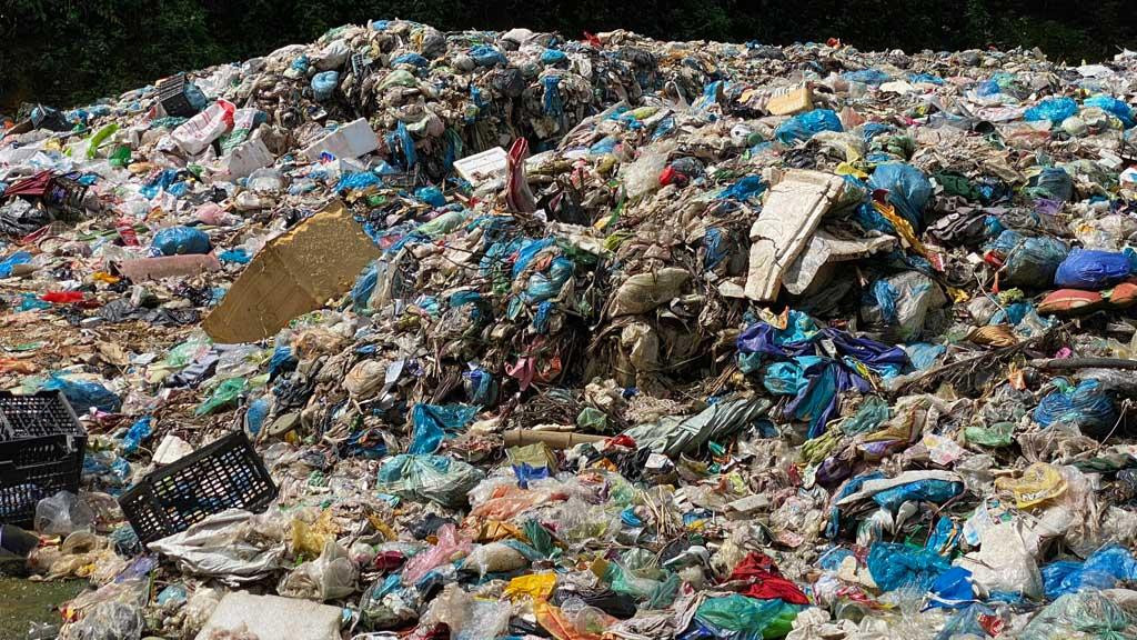 Một vài nhân chứng cho hay, vào tối 10/2 họ nghe thấy tiếng xe máy đi từ đường quốc lộ vào khu bãi rác, kèm theo đó là bóng dáng 2 người đàn ông. Lúc ấy, trời tối nên không nhận dạng được hai kẻ lạ mặt đó. Quá trình truy xét, công an phát hiện có vết máu kéo dưới đất từ phía đường vào khu bãi rác, điều này cho thấy khả năng chị L bị hung thủ di chuyển từ bên ngoài vào. Trong khi việc truy tìm xe máy, điện thoại của chị L chưa đem lại kết quả thì một nguồn tin đã xác định được người mà nạn nhân gặp trước khi bị sát hại. (Ảnh minh họa, nguồn internet) 