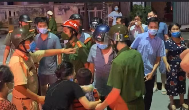  Giải cứu cháu bé nghi bị bắt cóc, bắt giữ 2 đối tượng: Khoảng 20h ngày 28/8/2021, cháu A. Đ. (8 tuổi) cùng anh trai đang chơi trốn tìm gần nhà thuộc khu 3, thị trấn huyện Hậu Lộc, tỉnh Thanh Hóa thì bị một nhóm đối tượng lừa dẫn tới nơi hoang vắng. Không tìm thấy em, người anh chạy về thông báo cho bố mẹ và họ đã trình báo cơ quan công an. Vào cuộc xác minh, trích xuất camera, công an đã phát hiện các đối tượng có biểu hiện nghi vấn, đưa cháu bé di chuyển trên đường nên tổ chức lực lượng chốt chặn, truy bắt và giải cứu. Thời điểm được giải cứu, bé trai bị bịt mồm và trói chân tay bằng băng dính. 