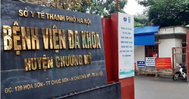 Khi lên đến tầng 3, gần khu vực phòng mổ, Tuyến bảo người nhà cháu bé chờ bên ngoài còn mình bế cháu bé đó vào bên trong. Tại đây, Tuyến gặp phải một bác sĩ chuyên khoa sản. Vị bác sĩ này thấy Tuyến mặc áo nhân viên y tế nên đã hỏi một số nội dung, nhưng Tuyến không trả lời được. Nghi ngờ Tuyến giả mạo nhân viên y tế nên bác sĩ đã yêu cầu Tuyến cùng người nhà cháu bé xuống khoa phụ sản để xác minh thông tin. Lúc này, Tuyến biết mình bị phát hiện nên bỏ chạy, nhưng đã bị nhân viên bảo vệ bệnh viện giữ lại và trình báo Công an huyện Chương Mỹ. 