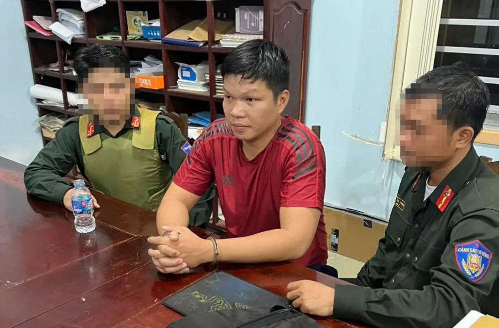 Chiều 2/10, nghi phạm đến trường mầm non đón con và đón luôn bé C.. Sau khi gửi con về nhà nội, Sơn thuê ô tô đưa bé C. bỏ chạy về hướng TPHCM. Quá trình di chuyển, nghi phạm liên tục nhắn tin đe dọa, yêu cầu gia đình bé C. chuyển 2 tỷ đồng tiền chuộc. Nhận tin báo từ gia đình nạn nhân, Công an tỉnh Long An phối hợp với Cục Cảnh sát hình sự Bộ Công an, Công an tỉnh Đồng Nai và Công an TP HCM chia làm nhiều mũi, lần theo dấu vết nghi phạm cũng như chốt chặn kiểm tra các phương tiện trên tuyến đường kẻ bắt cóc di chuyển. Đến tối 2/10, cảnh sát đã bắt giữ Sơn sau đó đến khách sạn Song Hoa, giải cứu cháu bé an toàn và bàn giao cho gia đình. 