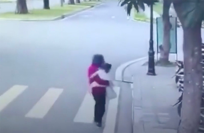  Bảo mẫu bắt cóc, sát hại bé 21 tháng tuổi rồi nhảy cầu tự tử: Ngày 21/9, Công an tỉnh Hưng Yên khởi tố vụ án, khởi tố bị can với Giáp Thị Huyền Trang về tội Giết người. Trước đó, ngày 20/9, Cơ quan Cảnh sát điều tra Công an Hà Nội cũng khởi tố vụ án để điều tra hành vi bắt cóc nhằm chiếm đoạt tài của Trang. Theo kết quả điều tra, Trang được một gia đình ở khu đô thị Vinhomes Oceanpark, huyện Gia Lâm, Hà Nội thuê làm bảo mẫu của bé gái 21 tháng tuổi, chừng một tháng trước. Chiều 19/9, Trang đón bé gái 21 tháng tuổi từ trường mầm non trong khu đô thị nhưng không đưa về nhà mà đưa đến Hưng Yên. Trang để bé gái ngồi trước, đi vòng vèo qua các huyện Văn Giang, Khoái Châu, Yên Mỹ, Mỹ Hào. 