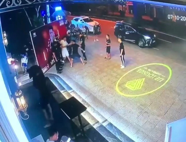 Bắt kẻ đâm chết nam thanh niên chụp ảnh trước quán bia ở Thanh Hóa Bat ke dam chet nam thanh nien chup anh truoc quan bia o Thanh Hoa