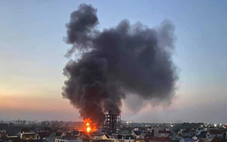 Ha Noi: Xuong may do noi y chay, cot khoi boc cao hang chuc met