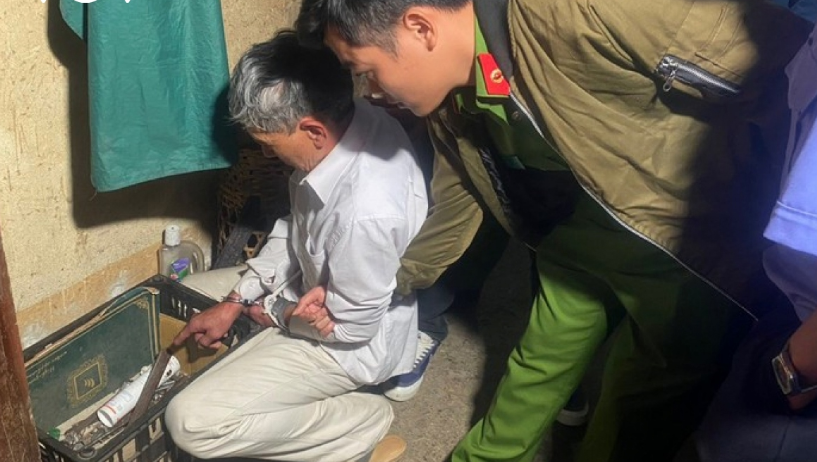 Hơn 100 cán bộ, chiến sỹ được huy động để bắt giữ Hò. Ngay cả khi tra tay vào còng số 8, Hò vẫn còn chưa hết ngạc nhiên. Tại cơ quan công an, Hò đã khai nhận toàn bộ hành vi tội ác của mình. Theo đó, do mâu thuẫn với bà Hin, người đàn ông này nảy sinh ý định sát hại nạn nhân. Tối 5/7, biết bà Hin ở nhà một mình, Hò cầm theo chiếc búa đinh rồi "mò" sang nhà nạn nhân. Tới cửa, Hò thấy bà Hin đang ngồi quay lưng ra ngoài, ngay lập tức gã lấy búa đánh liên tiếp vào đầu người phụ nữ này.