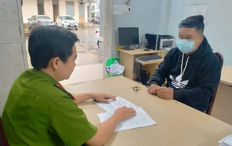 Qua rà soát các mối quan hệ, được biết, trước đây bà Hin có bán đất cho một người dân trong thôn với giá 200 triệu đồng và người này đã giữ lại 10 triệu với thỏa thuận khi nào bà Hin rời đi, giao đất anh ta sẽ trả nốt số tiền. Nhưng bà Hin cứ lần lữa, không chuyển đi khiến giữa đôi bên nảy sinh mâu thuẫn, cãi vã. Nhiều lần chính quyền địa phương phải can thiệp. Người hàng xóm lập tức được mời lên làm việc. Trước cơ quan công an, anh ta rất bình tĩnh khai báo toàn bộ di biến động trong thời gian vụ án xảy ra. Công tác xác minh "chéo" cho thấy, vào ngày bà Hin bị sát hại, gia đình người hàng xóm này cùng với một vài người khác đã đi Nghệ An để bán hàng, không có mặt tại địa phương. (Ảnh minh họa, nguồn internet)