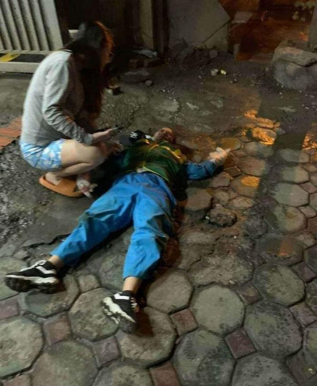  Nữ lao công bị ô tô kéo lê ở Hà Nội: Khoảng hơn 23h ngày 15/12/2021, khi chị Nguyễn Thị Tin (SN 1987) đang làm công việc vệ sinh môi trường trên đường Minh Khai (Hai Bà Trưng) thì bị một ô tô giống xe Innova màu bạc tông trúng. Lúc này, nạn nhân bị ô tô cuốn vào gầm, kéo lê chạy hướng từ ngã tư Lạc Trung lên đê Nguyễn Khoái thì bị văng ra hè đường. Nạn nhân nguy kịch, nhưng ô tô không dừng lại. Nữ lao công sau đó được người dân đưa vào Bệnh viện Thanh Nhàn cấp cứu. Người thân chị Tin cho biết, dù đã tỉnh lại nhưng chị không nhớ gì cả. Gia đình mong muốn cơ quan chức năng sớm tìm ra tài xế gây tai nạn.