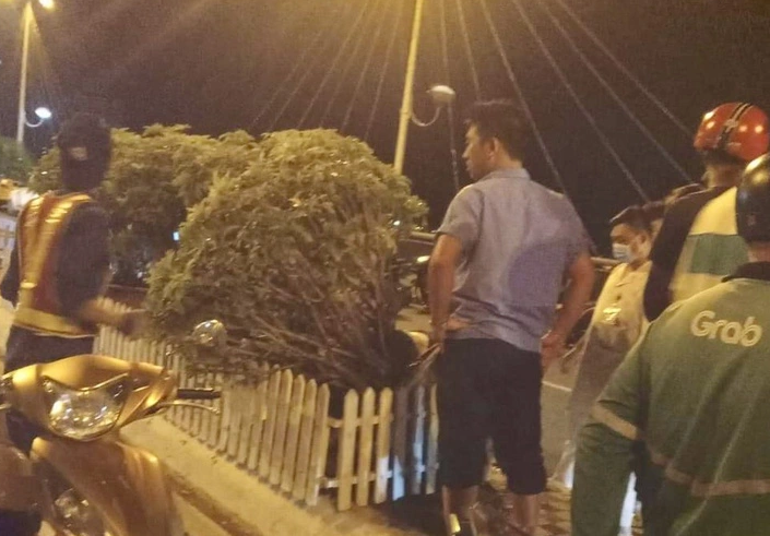  Bắt tài xế tông nữ lao công trên cầu Trần Phú: Tối 30/5, Công an TP Nha Trang (tỉnh Khánh Hòa) lực lượng chức năng đã bắt giữ tài xế Trương Hoàng Vũ, 30 tuổi, ngụ huyện Phù Mỹ, tỉnh Bình Định và ô tô gây ra tai nạn làm nữ lao công tử vong vào sáng cùng ngày trên cầu Trần Phú. Trước đó, khoảng 1h sáng cùng ngày, Vũ lái xe 7 chỗ biển số 19A-17741 chạy trên cầu Trần Phú hướng về TP Nha Trang, khi đến đoạn giữa cầu thì tông chết bà Nguyễn Thị Tuyết (55 tuổi, trú huyện Diên Khánh, Khánh Hòa), nhân viên Công ty Môi trường đô thị Nha Trang. Sau khi gây tai nạn, Vũ lái xe rời đi và bị cảnh sát bắt khi đang đưa xe đến khu vực đường bờ kè cầu Hà Ra lẩn trốn. 