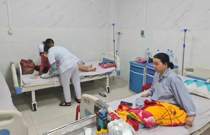  Hai nữ lao công bị bắn: Khoảng 1h sáng 5/10, tại khu vực cuối đường Phạm Văn Đồng (phường Nghĩa Chánh, TP Quảng Ngãi), chị Võ Thị Lưu (42 tuổi) và Lê Thị Minh Khải (35 tuổi) là công nhân Công ty cổ phần Môi trường đô thị Quảng Ngãi đang quét rác thì hai thanh niên đi xe máy tiến lại gần. Cả hai dừng xe, lao vào đánh chị Khải. Lúc này, chị Lưu làm việc gần đó thấy chị Khải bị đánh tới tấp đã chạy đến can ngăn. Bất ngờ một trong hai thanh niên đã rút súng bắn khiến chị Lưu bị thương ở đùi. Thanh niên này tiếp tục bắn chị Khải ba phát vào chân. Vụ việc đang được cơ quan chức năng điều tra, làm rõ. 