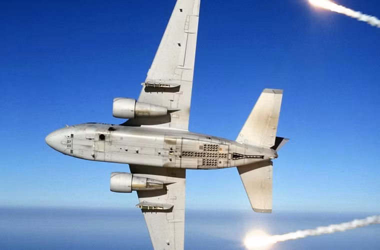 Ngoài ra trên máy bay S-3 còn có hệ thống đối phó ALE-39 mang 90 đạn pháo sáng, mồi bẫy gây nhiễu tên lửa đối phương.