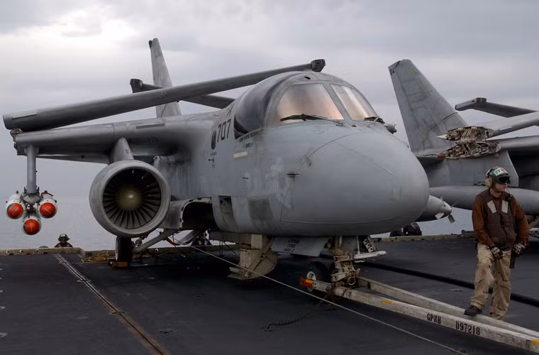 Một trong hai điểm treo trên cánh máy bay S-3B đang mang 3 quả bom chùm CBU-100. Nó có thể mang đến 10 bom Mk82 loại 227kg hoặc 2 bom Mk83 454kg hoặc 2 bom Mk84 loại 908kg.