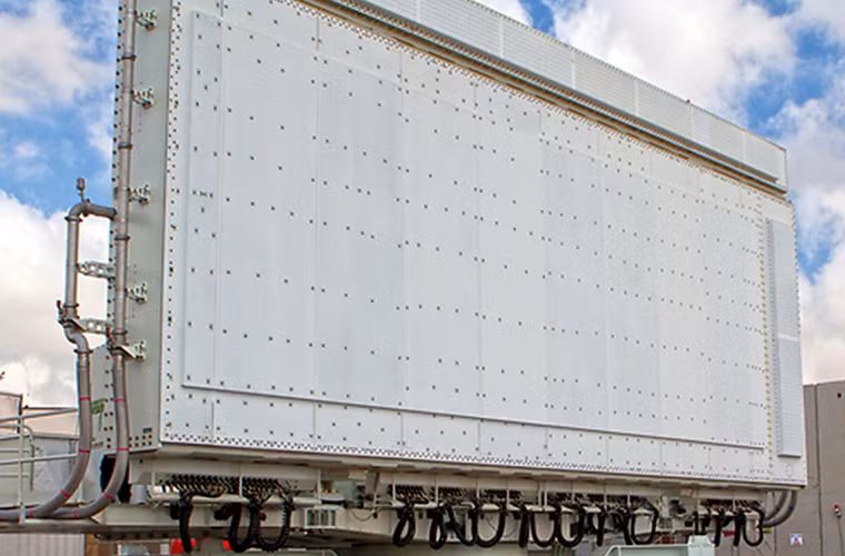 Cùng với đó, Spectra hoạt động ở băng tần S sử dụng ăng ten mạng pha điện tử chủ động với góc quét điện tử phương vị như Ultra nhưng góc tầm lên tới 900. Hệ thống này nặng 130 tấn, rộng 15m và cao 9m.