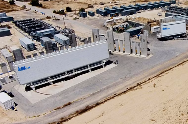 Ngoài việc hoạt động độc lập, hệ thống ra đa Terra cũng có khả năng kết nối với các hệ thống phòng không khác của Isarel để phối hợp tác chiến.