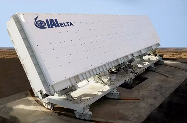 Ultra là hệ thống ra đa cảnh báo sớm tầm xa hoạt động ở băng tần UHF được thiết kế theo dạng modul với hàng ngàn phần tử thu nhận tín hiệu số. Hệ thống này nặng 280 tấn gồm 22 cụm ra đa, chia thành 11 ngăn, cao 10m, rộng 30m. Nó có thể quét với góc phương vị 3200, góc tầm lên tới 700.