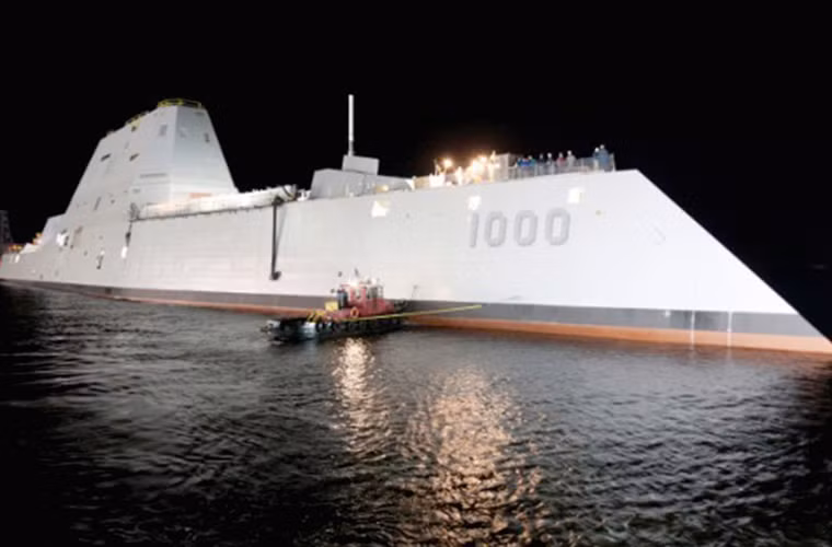 Đặc biệt, thiết kế góc cạnh của USS Zumwalt làm giảm khả năng phản hồi radar tới 50 lần so với các tàu khu trục thông thường. Trên màn hình radar, khu trục hạm khổng lồ này chỉ nhỏ như một chiếc tàu cá.