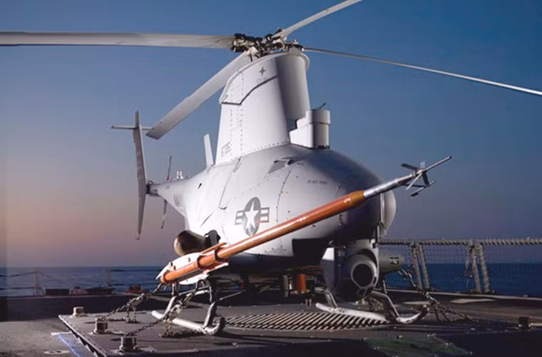 USS Zumwalt có thể chở 2 trực thăng MH64-R Seahawk hoặc 1 trực thăng MH64-R Seahawk và 3 trực thăng không người lái MQ8 Fire Scout (ảnh).