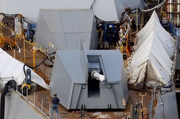 USS Zumwalt được trang bị các hệ thống ra đa thế hệ mới, 2 hệ thống pháo điện từ 155mm, 2 pháo tầm ngắn tốc độ cao 30mm.