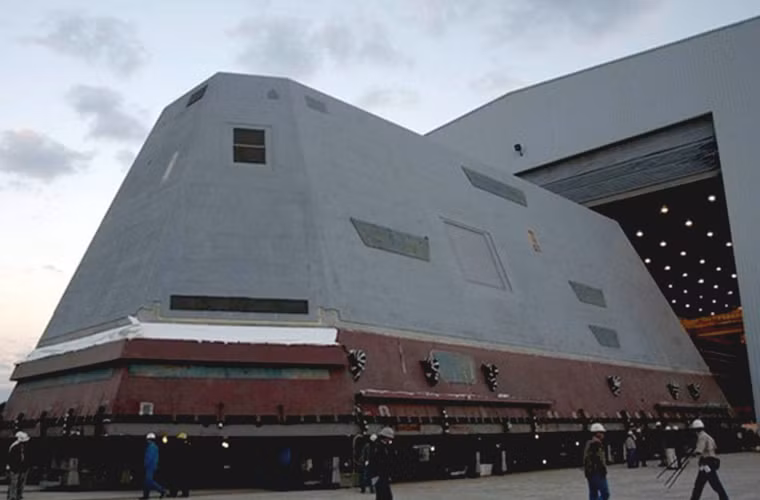 Được đóng theo các modul riêng biệt và lắp ghép lại với nhau, ca bin siêu khu trục hạm này có hình chóp cụt chứ không phải hình dạng truyền thống như các tàu chiến thông thường.