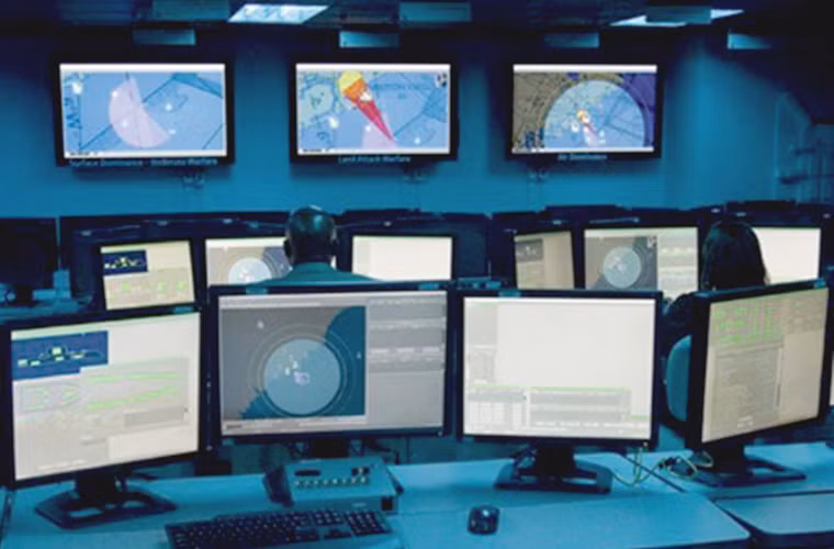 Về mặt lý thuyết, người ta có thể vận hành siêu khu trục hạm này từ trung tâm chỉ huy. Hệ thống máy tính giúp nó hoạt động mà không cần sự can thiệp trực tiếp của con người.