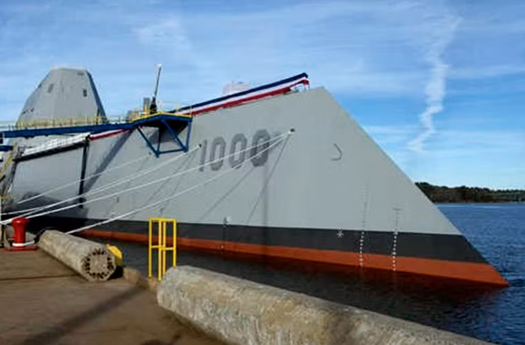 Mũi tàu được thiết kế theo hướng đảo ngược hoàn toàn với truyền thống, phần mũi vát xuống mặt nước như một con tàu thông thường úp ngược.