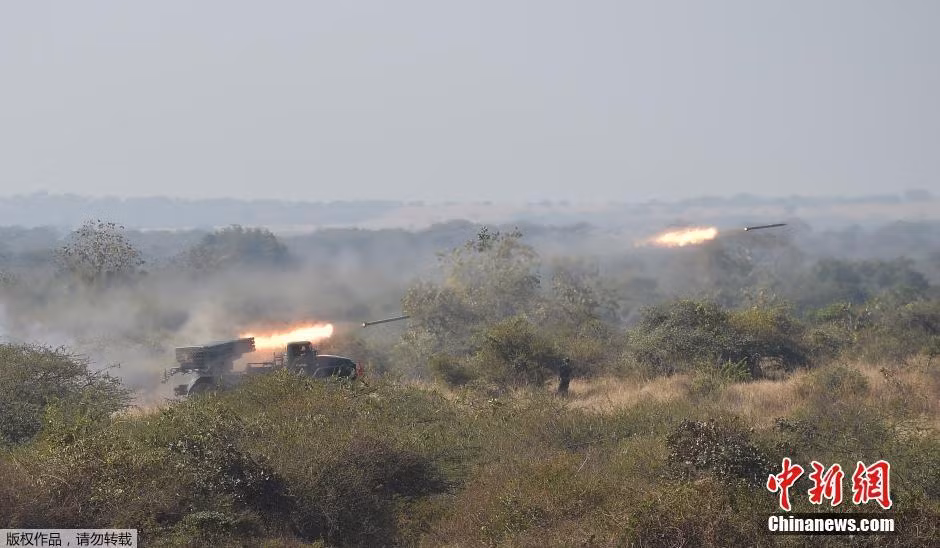 Pháo phản lực phóng loạt BM-21 Grad khai hỏa ồ ạt.