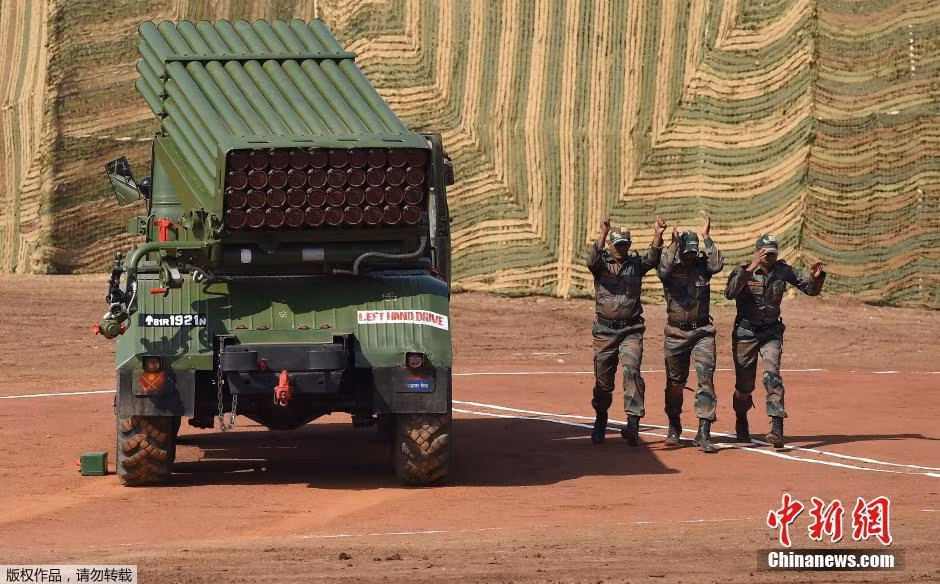 Ba binh sĩ trong kíp pháo thủ BM-21 Grad cũng có động tác kì kì không kém.