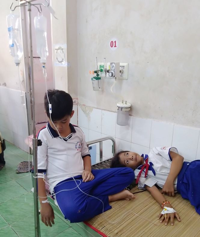 45 hoc sinh tieu hoc nhap vien sau khi xuc mieng ​Fluor ngua sau rang