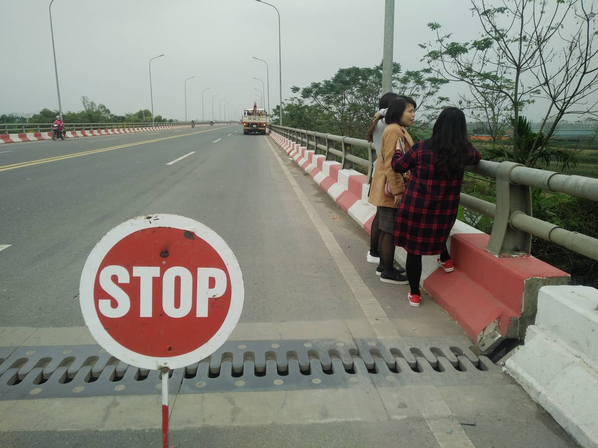 Trong khoảng thời gian chờ đợi việc kích cầu Vĩnh Thịnh, nhiều người ngồi trên xe ô tô suốt ruột phải bước xuống khỏi xe để ra đứng ngay trên cầu.