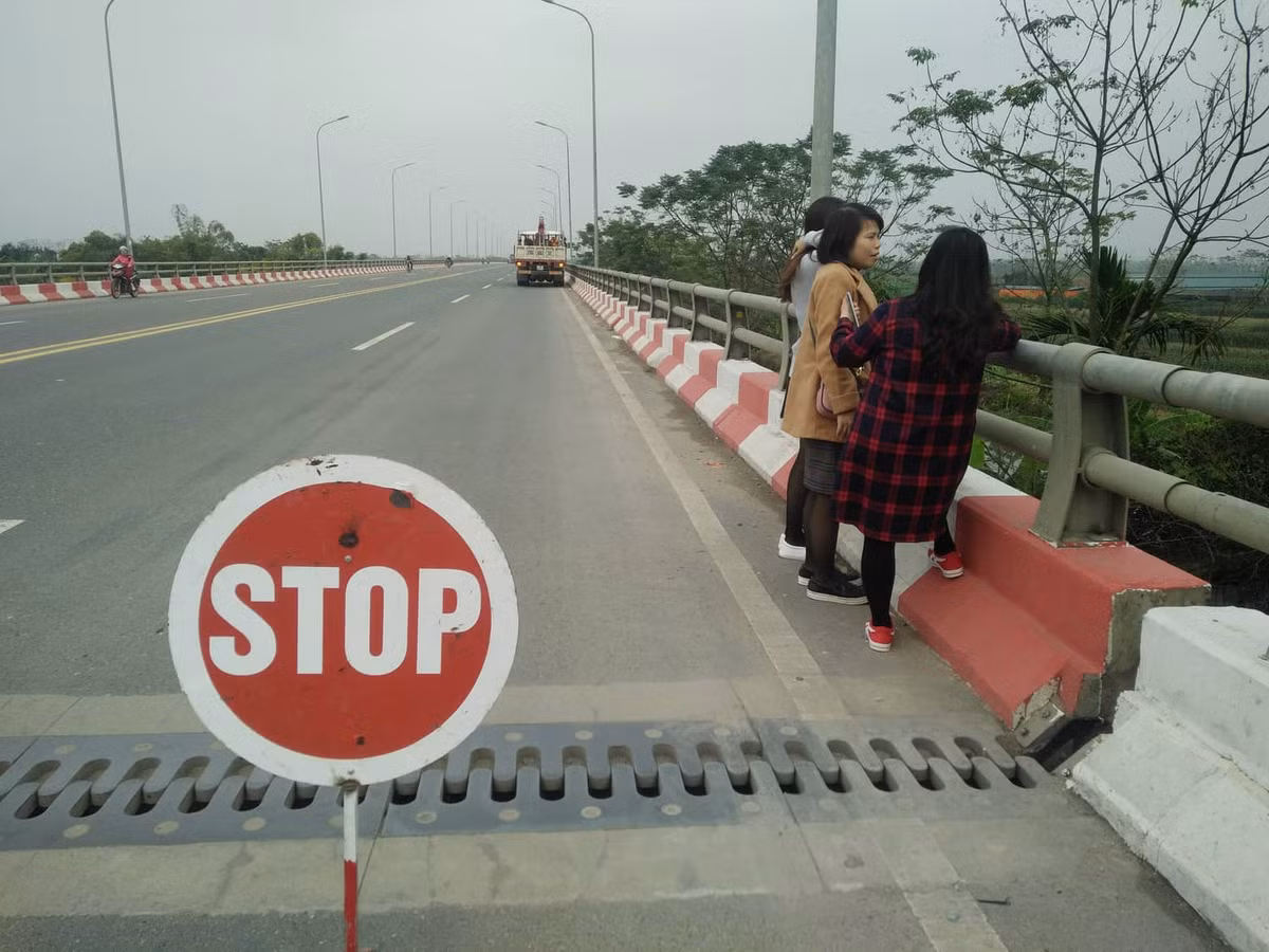 Trong khoảng thời gian chờ đợi việc kích cầu Vĩnh Thịnh, nhiều người ngồi trên xe ô tô suốt ruột phải bước xuống khỏi xe để ra đứng ngay trên cầu.