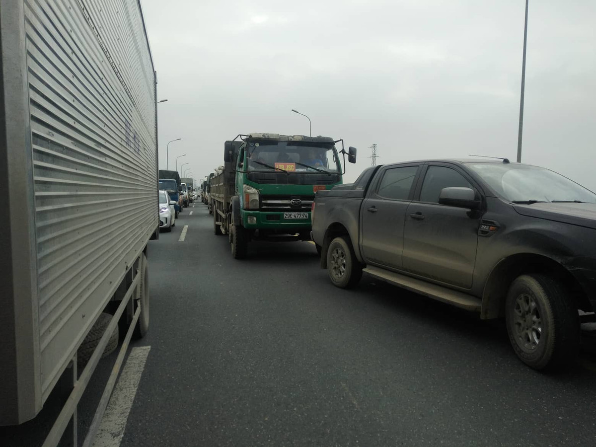 Đến khoảng 15h25 cùng ngày, các ô tô đã có thể lưu thông bình thường trở lại.