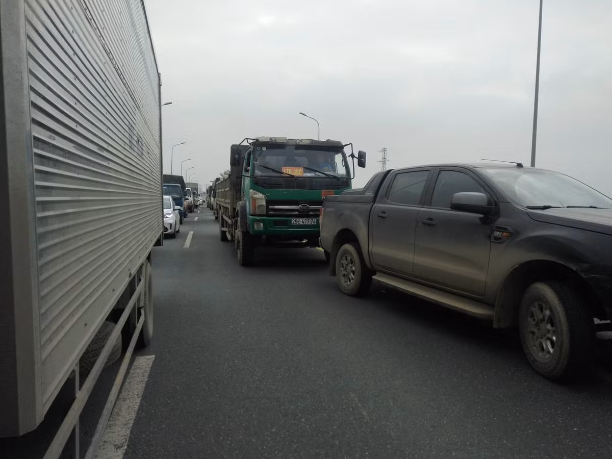 Đến khoảng 15h25 cùng ngày, các ô tô đã có thể lưu thông bình thường trở lại.