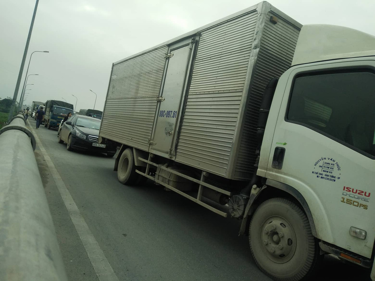 Đáng chú ý, việc cấm phương tiện qua lại chỉ áp dụng với ô tô, trong khi xe máy vẫn được di chuyển qua bình thường trong quá trình kích cầu.