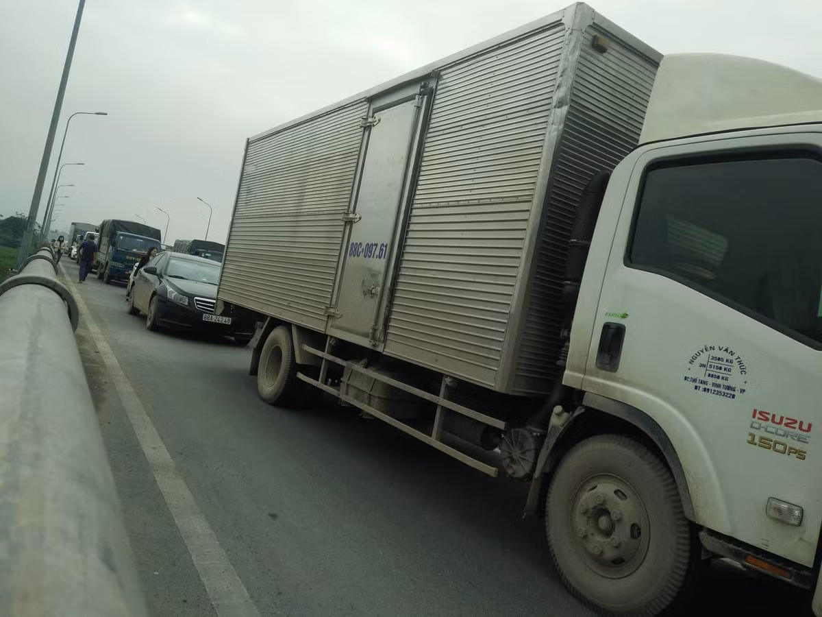 Đáng chú ý, việc cấm phương tiện qua lại chỉ áp dụng với ô tô, trong khi xe máy vẫn được di chuyển qua bình thường trong quá trình kích cầu.