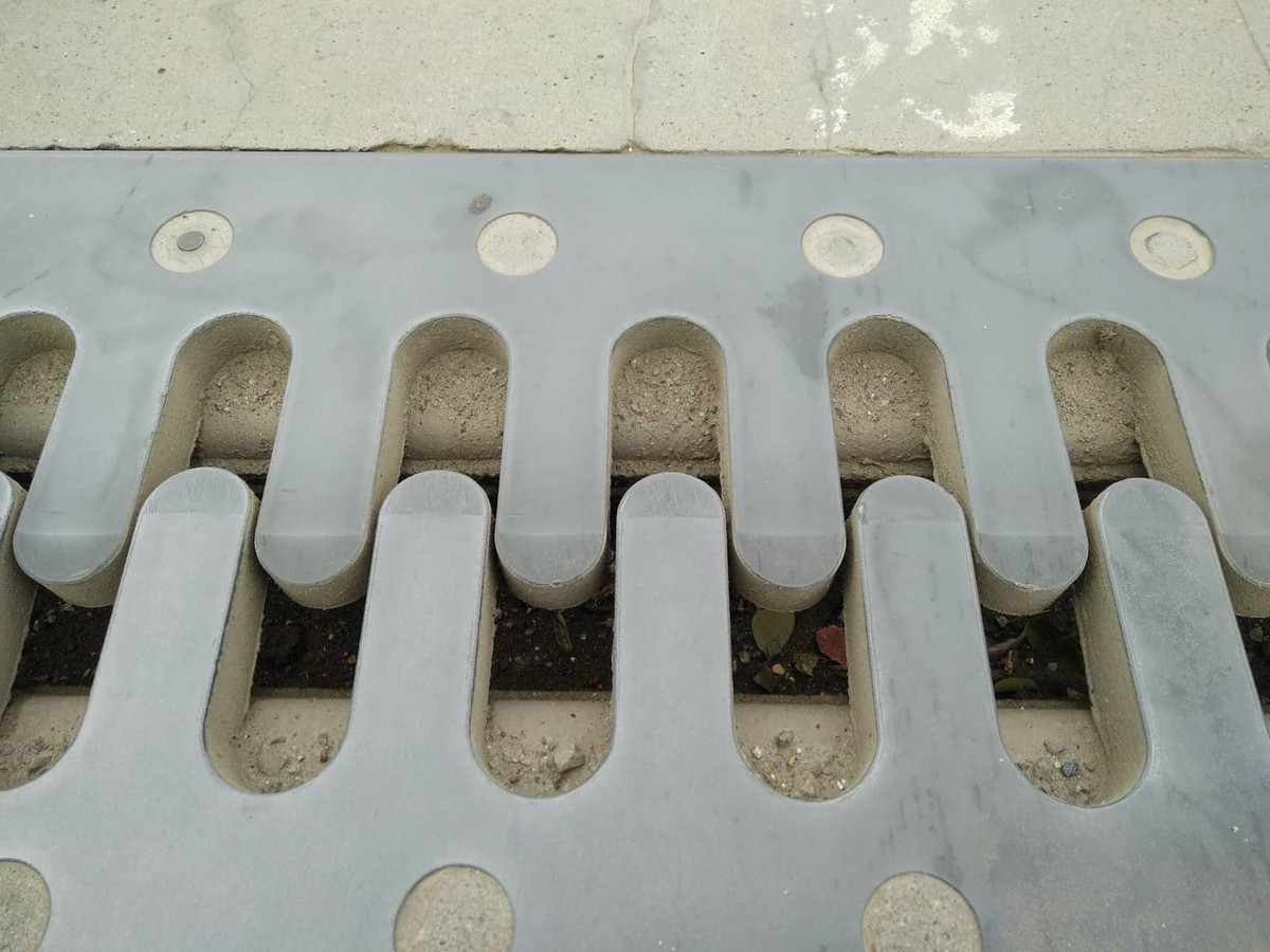 "Kích cầu để cầu khớp lại với nhau vì thời gian lâu các miếng đệm bên dưới bị lệch. Cầu chỉ kích lên khoảng 10cm", nam nhân viên kỹ thuật cho hay.