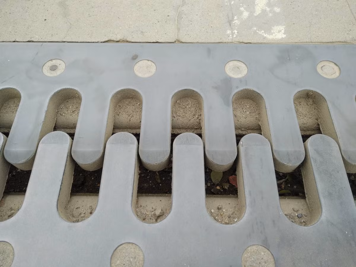 "Kích cầu để cầu khớp lại với nhau vì thời gian lâu các miếng đệm bên dưới bị lệch. Cầu chỉ kích lên khoảng 10cm", nam nhân viên kỹ thuật cho hay.