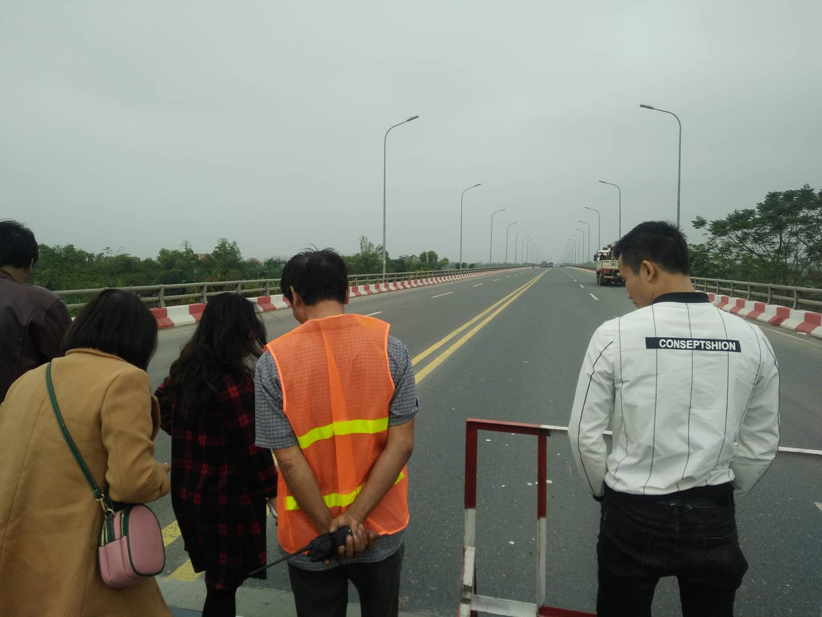 Tại cầu Vĩnh Thịnh, một nhân viên thuộc Cục đường bộ Việt Nam cho biết, nguyên nhân khiến các phương tiện tạm thời bị chặn ở hai hướng là để phục vụ cho việc "kích" cầu.