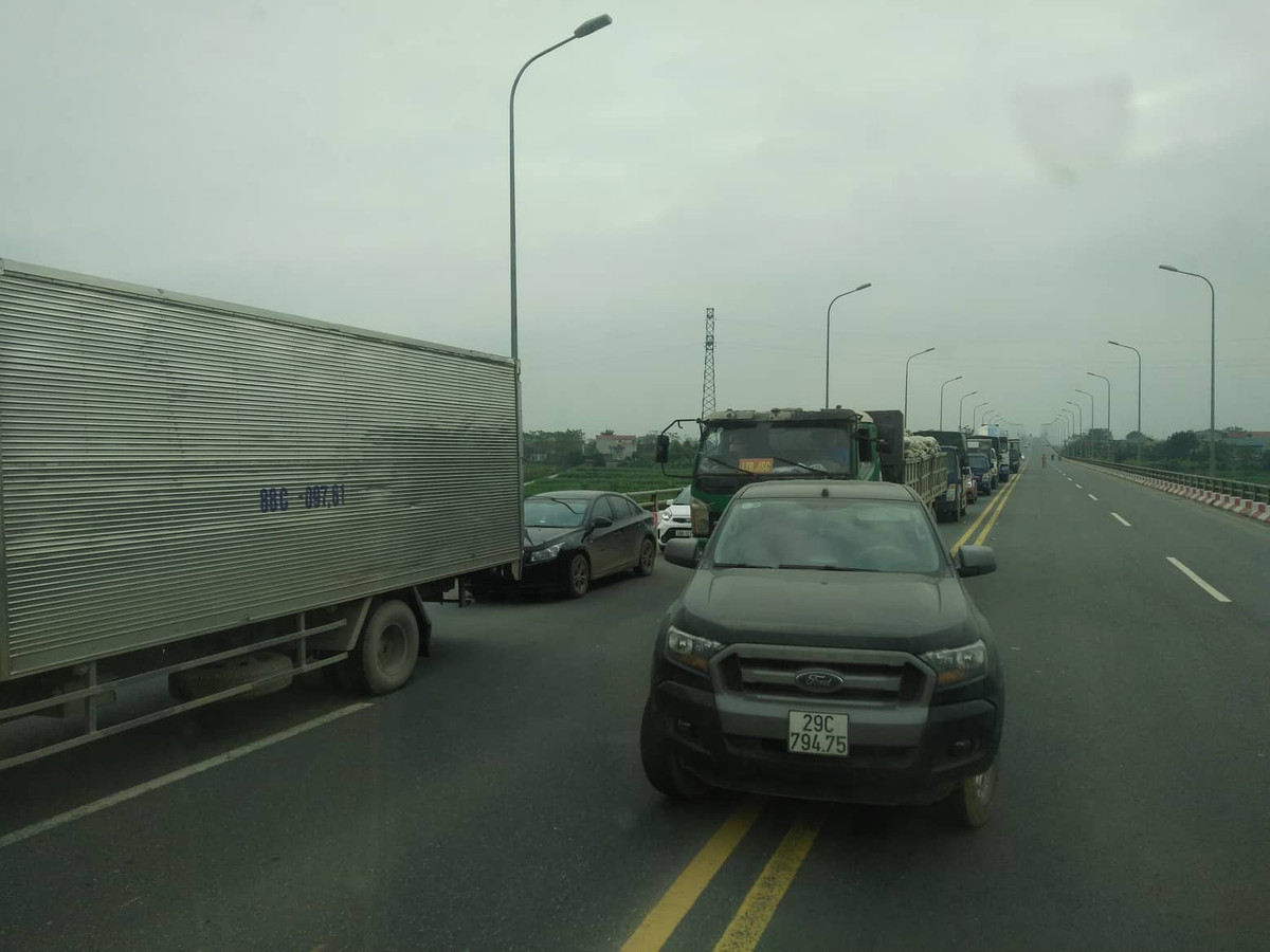 Anh: O to noi duoi nhau hang dai tren QL32 vi kich cau Vinh Thinh