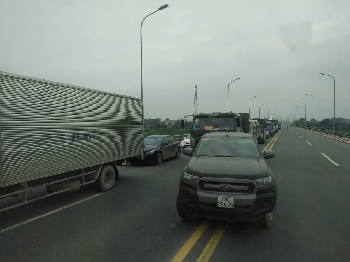 Anh: O to noi duoi nhau hang dai tren QL32 vi kich cau Vinh Thinh