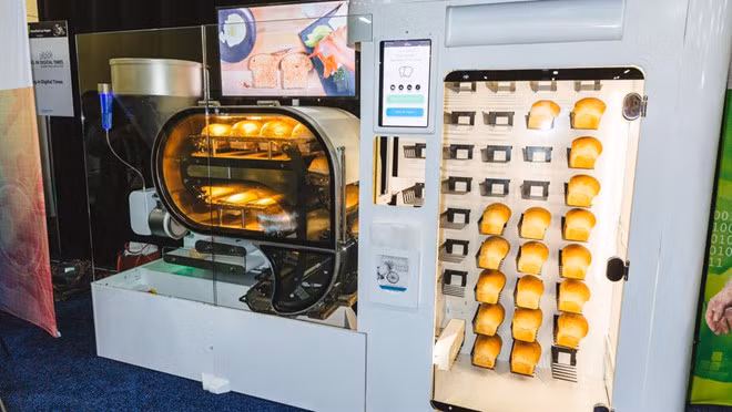Máy làm bánh mì tự động lần đầu tiên xuất hiện tại CES 2019 có tên Bread Bot. Nó có thể nhào bột và nướng bánh mì tươi trong vòng 6 phút.