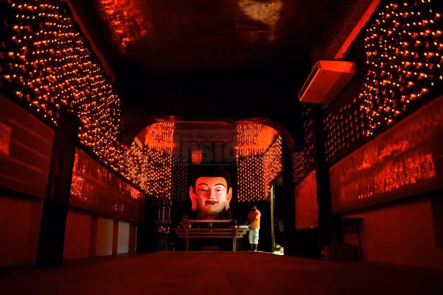 Quang cảnh tĩnh lặng ở căn phòng cầu nguyện ở ngôi chùa tọa lạc vùng Petaling Jaya sáng 30 Tết.