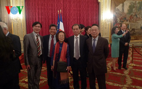 Đại sứ Nguyễn Ngọc Sơn cùng các đại diện người Việt tại buổi lễ.