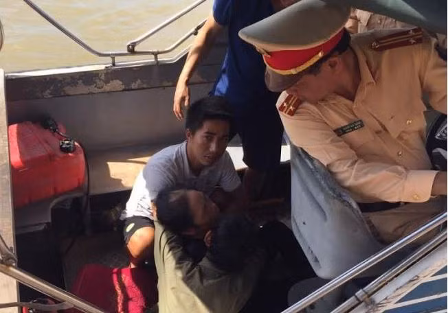  Cảnh sát đường thủy Hải Phòng cứu người bị nạn trên sông: Ngày 23/7/2020, Tổ công tác Phân đội 1-Thuỷ Đội thuộc phòng Cảnh sát đường thủy CATP Hải Phòng nhận được tin báo của anh Nguyễn Văn Cường (SN 1988) là thuyền trưởng tàu hải trình từ Quảng Ninh về Hải Phòng đã phát hiện có một thuyền nan bị lật 2 nạn nhân đang chới với giữa dòng nước. Tổ công tác đã cử người xuống hiện trường cứu thành công 2 người này.