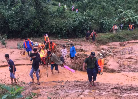  Thượng úy công an hy sinh khi đi cứu dân: Ngày 17/10/2020, UBND xã Hướng Việt, huyện Hướng Hóa (Quảng Trị) thông báo có 7 người dân thôn Tà Rùng-Ka Tiêm đi làm rẫy bị mất tích. Nhận được tin báo, Công an xã Hướng Việt và UBND xã Hướng Việt cử cán bộ tham gia tìm kiếm. Trong qua trình đi tìm kiếm thì xảy ra sạt lở khiến thượng úy Trương Văn Thắng, Công an xã Hướng Việt tử vong.