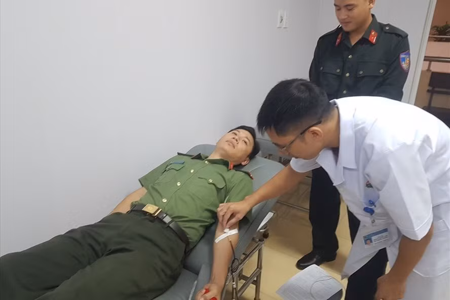  Hai chiến sĩ công an Hà Tĩnh kịp thời hiến máu hiếm cứu người: Ngày 17/10/2020, bệnh nhân Lê Văn Minh (58 tuổi, ở Hà Tĩnh) điều trị tại Bệnh viện đa khoa tỉnh Hà Tĩnh cần được truyền máu gấp, nhưng nhóm máu AB của bệnh nhân đã hết nguồn dự trữ tại Bệnh viện. Nhận tin báo, đại úy Nguyễn Đình Sáng và trung sĩ Trần Văn Nam đã kịp thời đến hiến máu. Được biết, 2 chiến sĩ này là thành viên CLB “Ngân hàng máu sống” Công an tỉnh Hà Tĩnh.