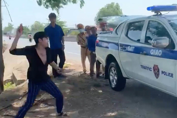  Nam thanh niên chửi bới, tấn công xe CSGT Bình Thuận: Chiều 30/3, Tổ tuần tra kiểm soát của Phòng CSGT Bình Thuận dừng xe ô tô trên địa bàn huyện Hàm Thuận Bắc để kiểm tra do vi phạm về tốc độ. Sau khi dừng xe một thanh niên cầm hung khí, la hét, tấn công xe tuần tra của CSGT. Sau đó, lực lượng chức năng đã khống chế đưa người này về trụ sở Công an để điều tra.