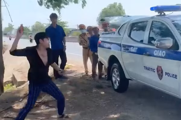  Nam thanh niên chửi bới, tấn công xe CSGT Bình Thuận: Chiều 30/3, Tổ tuần tra kiểm soát của Phòng CSGT Bình Thuận dừng xe ô tô trên địa bàn huyện Hàm Thuận Bắc để kiểm tra do vi phạm về tốc độ. Sau khi dừng xe một thanh niên cầm hung khí, la hét, tấn công xe tuần tra của CSGT. Sau đó, lực lượng chức năng đã khống chế đưa người này về trụ sở Công an để điều tra.