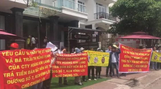  Công an TP HCM tạm giam một luật sư lừa đảo: Liên quan đến vụ án "Lừa đảo chiếm đoạt tài sản" xảy ra tại 2 công ty bất động sản Hoàng Kim Land và Đất Vàng Hoàng Gia, ngày 30/3, Công an TP HCM đang tạm giam ông Nguyễn Ngọc Hoàng (SN 1986) do có hành vi lừa đảo. Ông Hoàng là Giám đốc Công ty Đất Vàng Hoàng Gia và là luật sư thuộc Đoàn Luật sư TP HCM. 