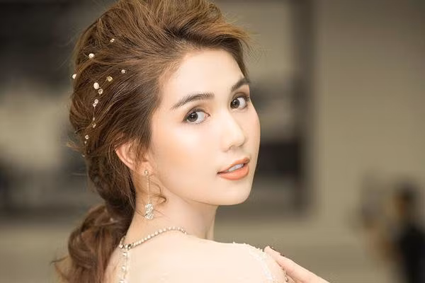  Ngọc Trinh trình báo mất trộm bộ sưu tập đồng hồ trị giá hơn 13 tỷ: Ngày 30/3, Người mẫu Ngọc Trinh đã trình báo Công an về vụ việc bị mất trộm bộ sưu tập đồng hồ trị giá hơn 13 tỷ đồng tại căn nhà của cô ở thuộc phường Phú Hữu (TP Thủ Đức, TP HCM).