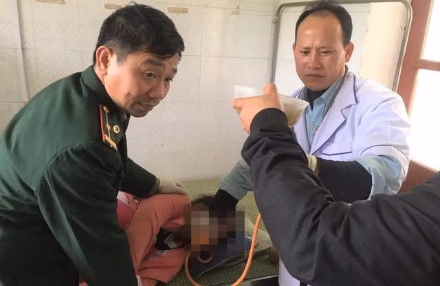  Đòi mua xe mới, nữ sinh lớp 7 ăn lá ngón tự tử: Nữ sinh Xeo Thị Th. (học sinh lớp 7, trường THCS bán trú Huồi Tụ, ở Nghệ An) bỏ học đi khỏi nhà nhiều ngày, sau đó ra điều kiện cho bố mẹ mua xe mới chịu đi học lại. Tuy nhiên, chiều 30/3 người dân phát hiện Th. ăn lá ngón tự tử.