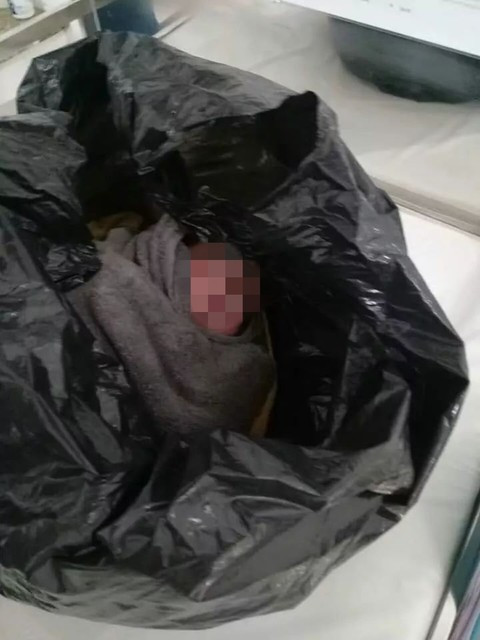  Nghe tiếng động trong túi ni lông, mở ra phát hiện bé sơ sinh: Sáng 31/3, người dân khi qua bãi đất trống sau một nhà dân ở huyện Tân Châu, tỉnh Tây Ninh thấy tiếng động trong túi ni lông lại gần thì phát hiện một trẻ sơ sinh, bên cạnh đó có 2 cái khăn nên báo công an. Được biết, đây là Bé trai sơ sinh nặng 1,9kg tình trạng sức khỏe ổn định. 